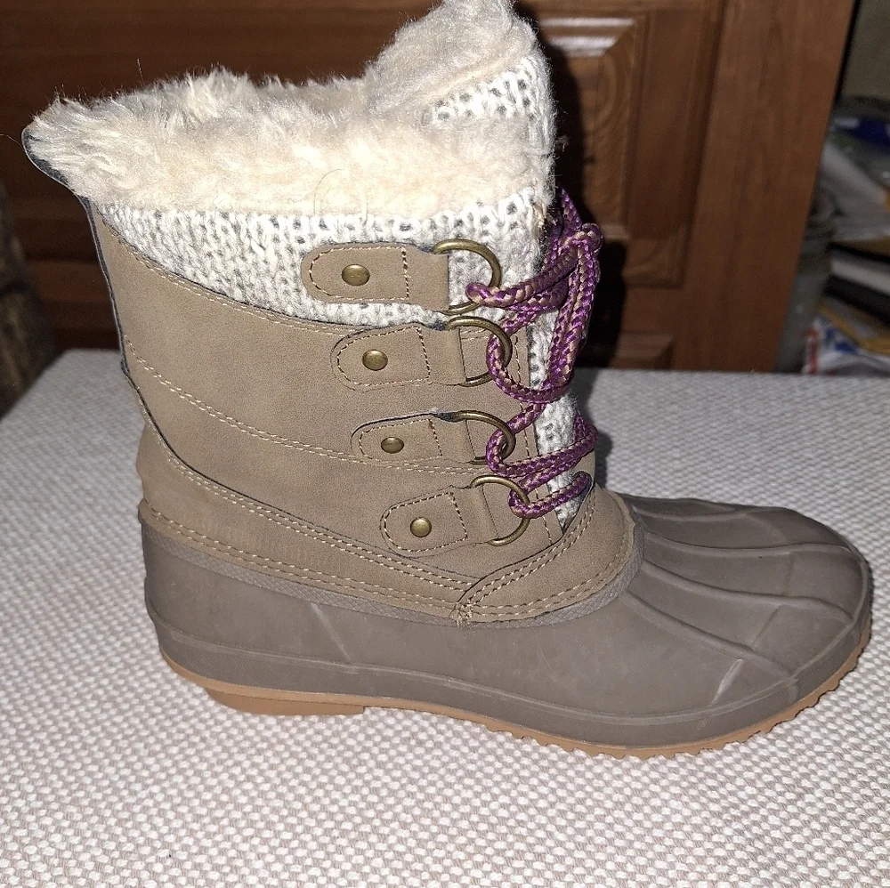 Khombu Kerigan Brown Fur-Lined Winter Boots with Purple Laces